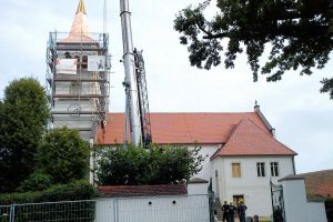 neue Kirchturmspitze für die Kirche in Niesky-See